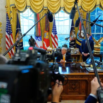 trmp.jpg 5 mari agenții de presă din SUA au decis să suspende transmisiunea evenimentelor lui Trump, după ce Președintele SUA a interzis accesul CNN, Politico și MS Now la Casa Albă