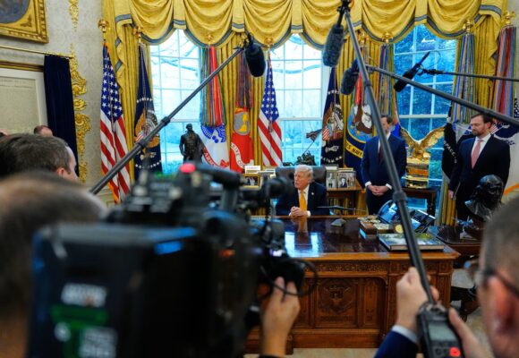 5 mari agenții de presă din SUA au decis să suspende transmisiunea evenimentelor lui Trump, după ce Președintele SUA a interzis accesul CNN, Politico și MS Now la Casa Albă