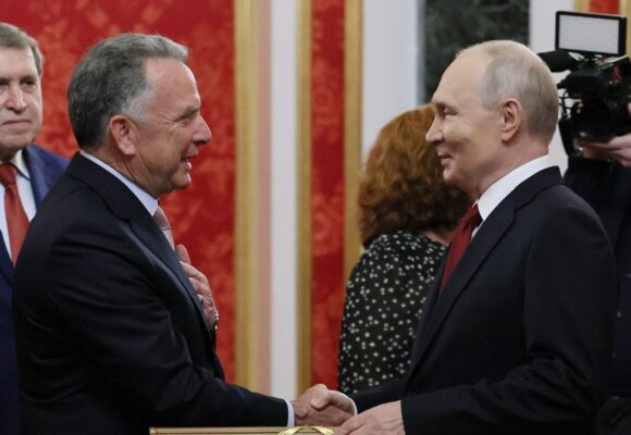 Vladimir Putin i-a primit pe emisarii lui Trump și le-a spus că vrea să colaboreze cu președintele SUA, dar și-a menținut poziția în privința Ucrainei