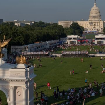 wsh.jpg Arcul de Triumf din Washington devine complex militar