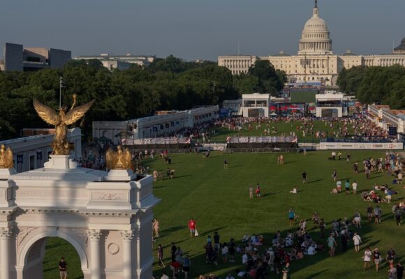 wsh.jpg Arcul de Triumf din Washington devine complex militar