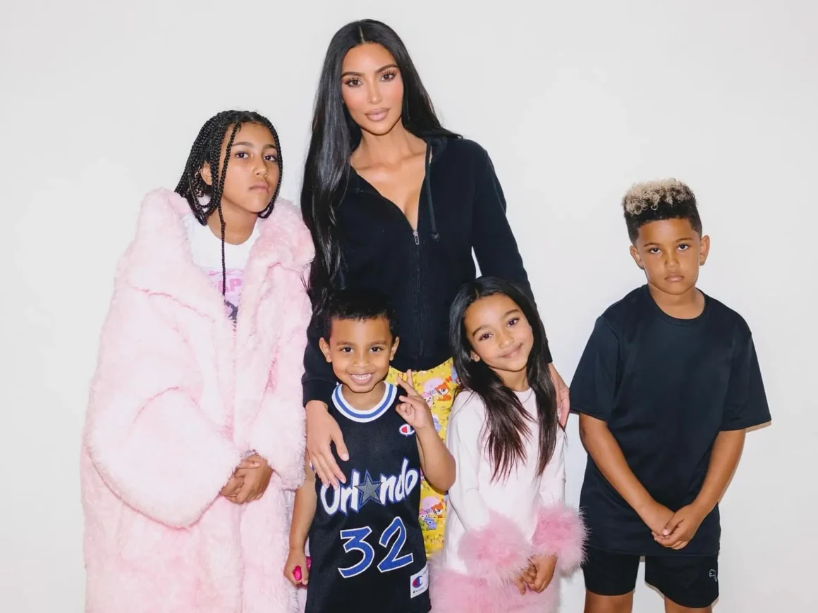 5ea0863b5474-kim-kardashian-kids.webp.webp Bogații lumii își construiesc familii tot mai numeroase