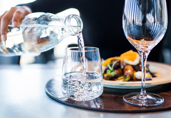 Cât a ajuns să coste apa de la robinet la restaurant: „Lipsă de respect”