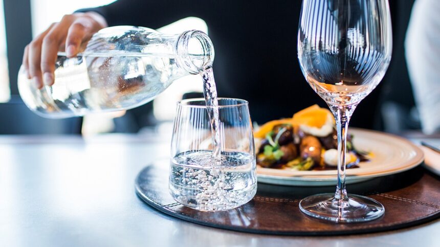 Cât a ajuns să coste apa de la robinet la restaurant: „Lipsă de respect”