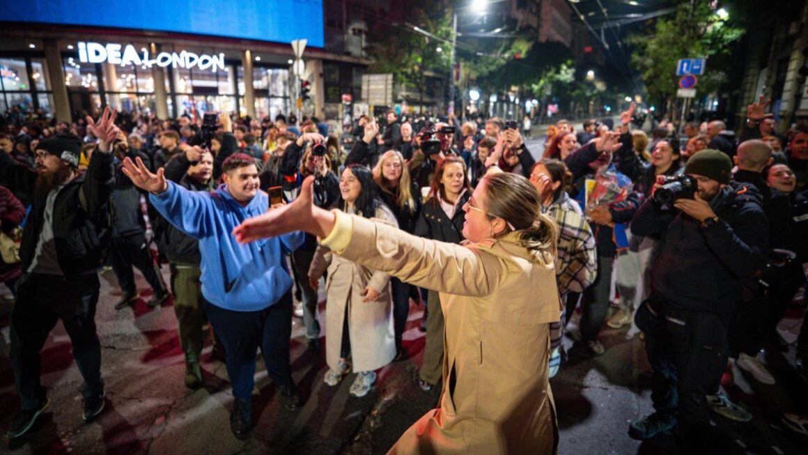 Vucic recunoaște ca a pierdut, sute de persoane au ieșit să sărbătorească pe străzile din Belgrad