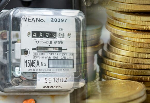 Prețul energiei a explodat. Curentul a ajuns peste 1.700 de lei/MWh pe bursă. Țara noastră suferă din cauza secetei, Europa, din cauza scumpirii gazelor