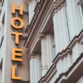De ce lasă turiștii străini atât de puțini bani în România și care este soluția hotelierilor pentru a recupera miliardele pierdute