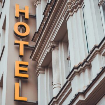 De ce lasă turiștii străini atât de puțini bani în România și care este soluția hotelierilor pentru a recupera miliardele pierdute