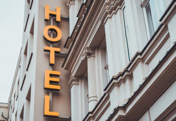 De ce lasă turiștii străini atât de puțini bani în România și care este soluția hotelierilor pentru a recupera miliardele pierdute