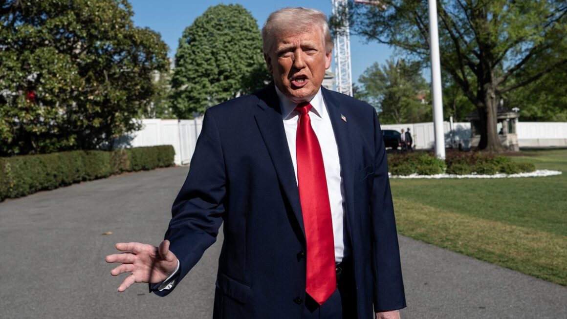 dJ1k9lBaHR0cHM6Ly9vY2RuLmV1L3B1bHNjbXMvTURBXy83MjE0M2IzYTE4ZDZjMzljN2FjNjIyMjkzNjY3NjhlMy5qcGeRkwXNBLDNAqPeAAGhMQQ.jpeg Donald Trump a votat anticipat în Florida și lansează acuzații dure. Scrutinul crucial care îi poate paraliza mandatul