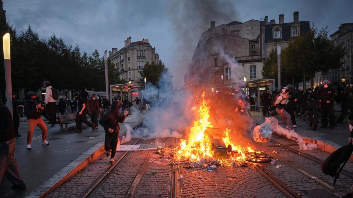france.jpg Rusia încearcă să profite de protestele violente din Franța