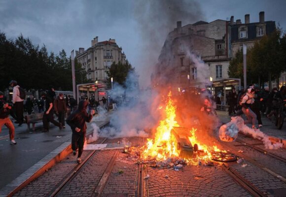 Rusia încearcă să profite de protestele violente din Franța
