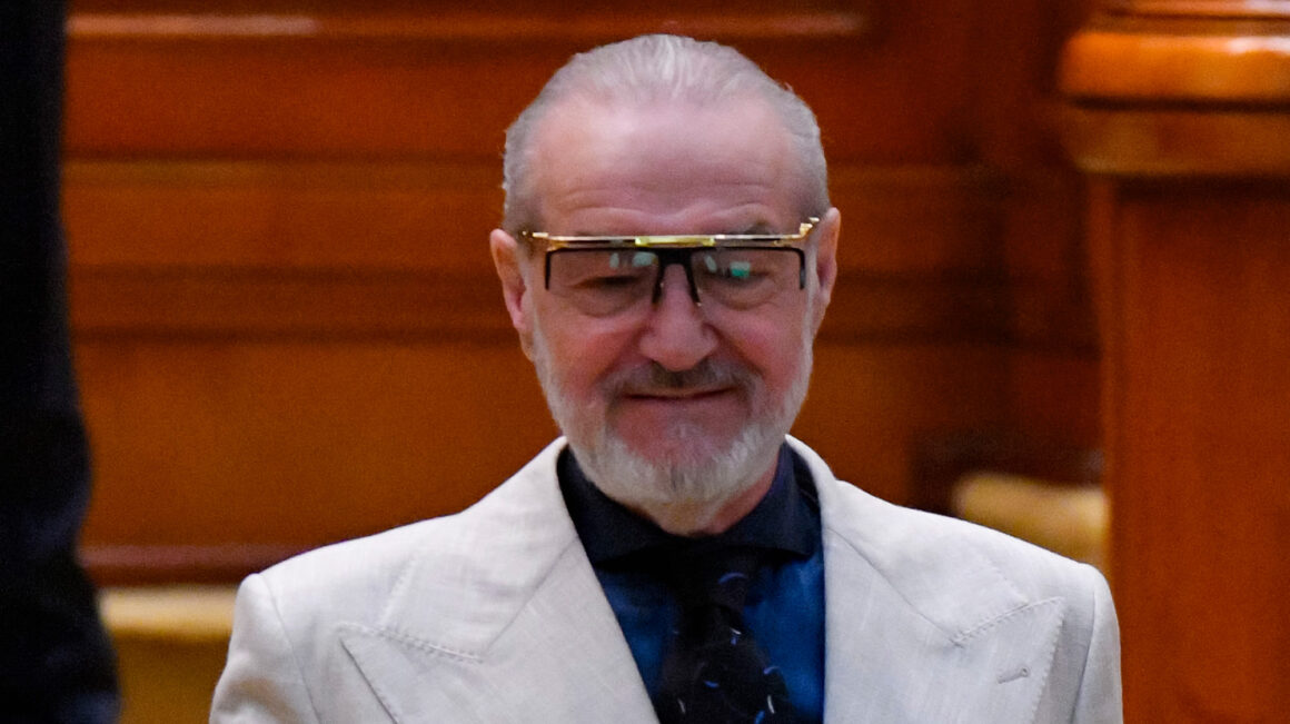 gigi-becali-44000000-de-euro-transfer-fcsb-mitica-dragomir-verdict-roberto-carlos-ricardo-padurariu.jpg Gigi Becali anunță o nouă regulă pentru transferurile FCSB! Condiția de la care spune că nu mai face rabat
