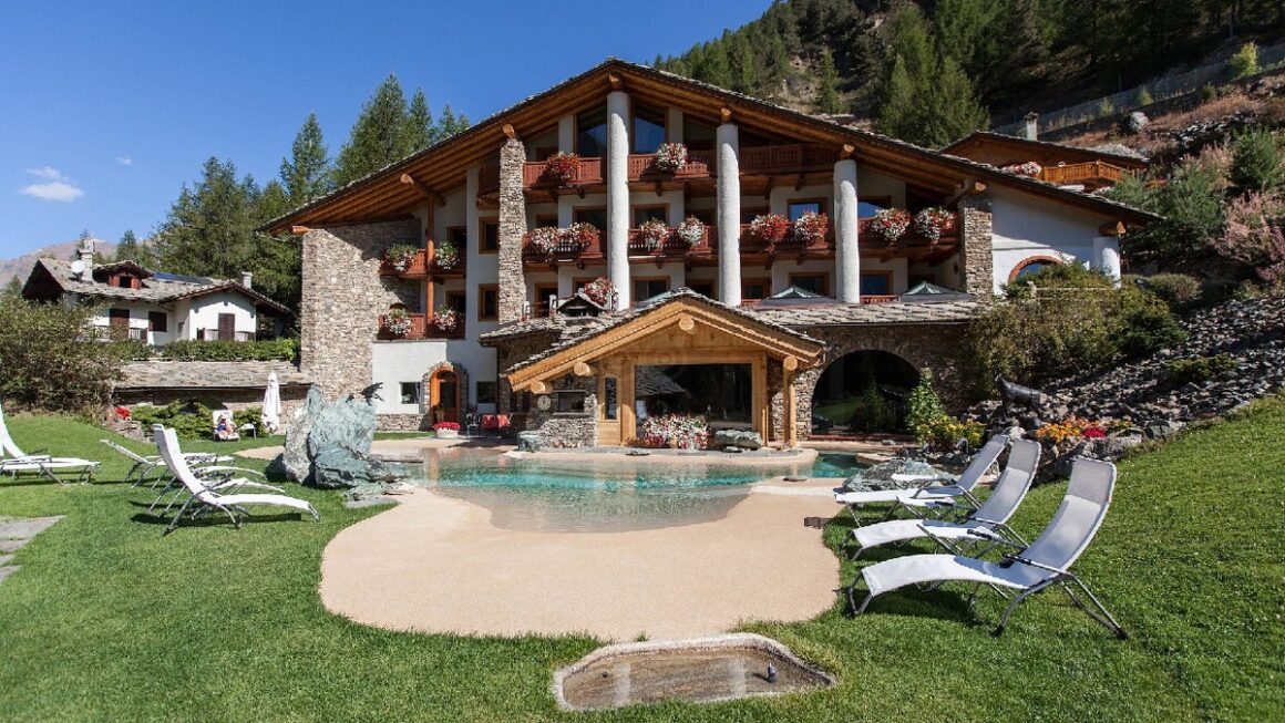 Un hotel din Italia le-a făcut plinul turiștilor la singura benzinărie din localitate: „Weekend cu rezervorul plin”
