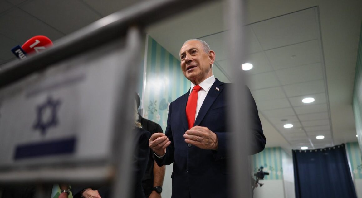 netanyahu-e1793128325639.jpg BREAKING. Partidul Likud al lui Netanyahu a câștigat alegerile parlamentare din Israel, însă nu are majoritate pentru a guverna, potrivit EXIT POLL-urilor. Prezență record la vot