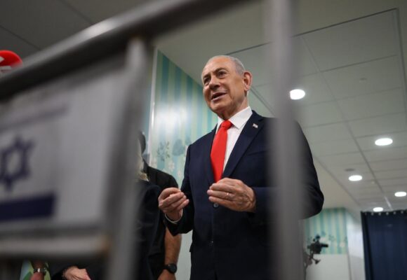 netanyahu-e1793128325639.jpg BREAKING. Partidul Likud al lui Netanyahu a câștigat alegerile parlamentare din Israel, însă nu are majoritate pentru a guverna, potrivit EXIT POLL-urilor. Prezență record la vot