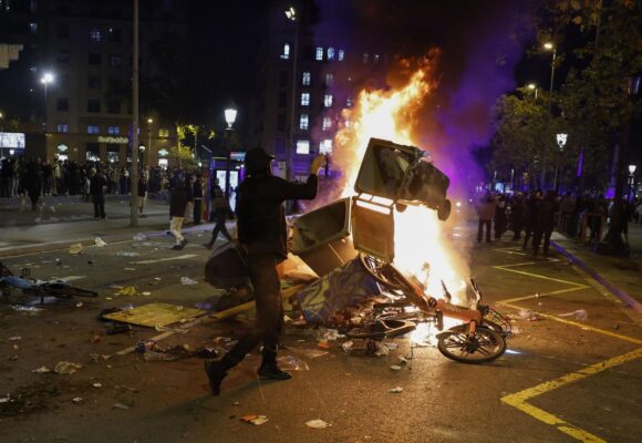 protbarcaph.jpg Centrul Barcelonei a fost scena unor proteste violente