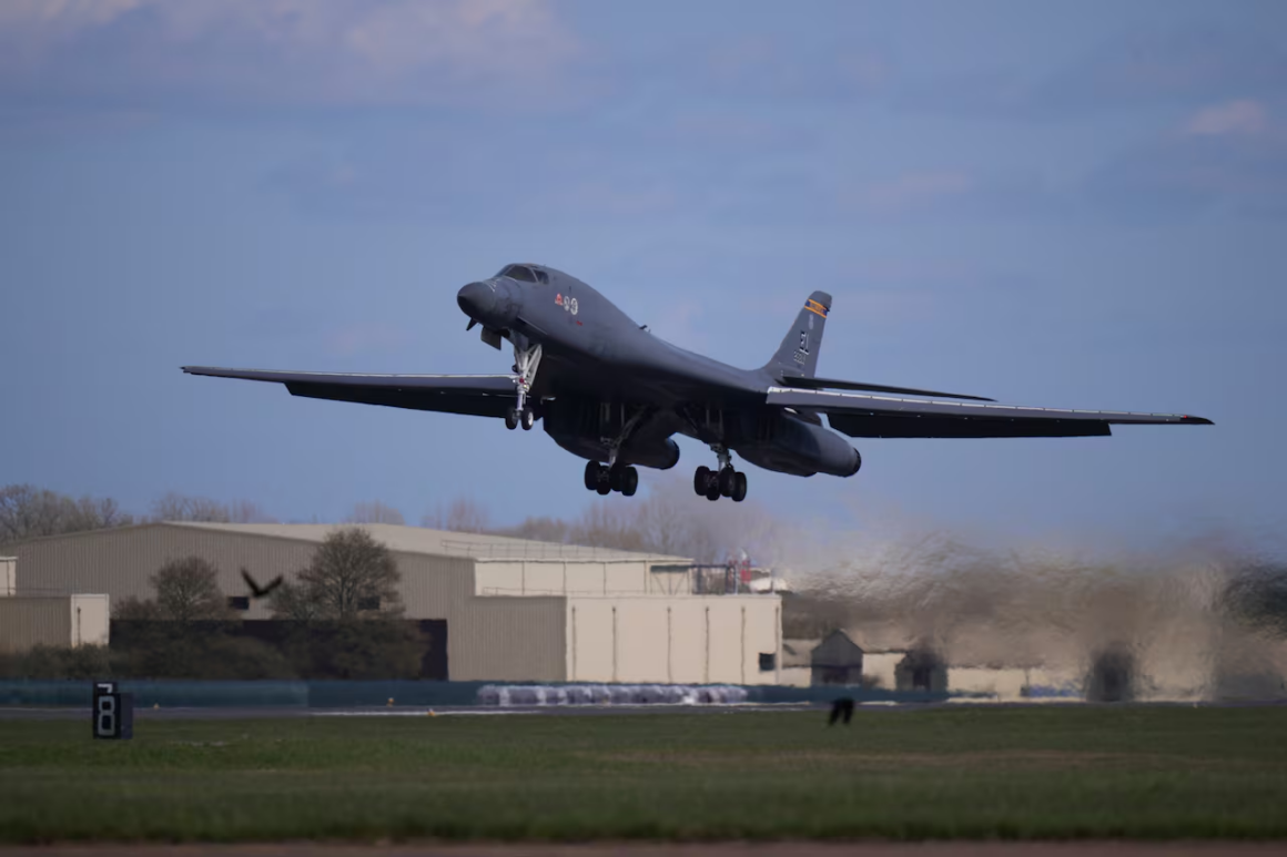 Statele Unite și-au retras toate bombardierele strategice B-1 de la baza aeriană RAF Fairford din Marea Britanie