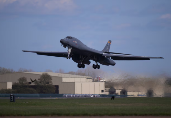 sua-raf.png Statele Unite și-au retras toate bombardierele strategice B-1 de la baza aeriană RAF Fairford din Marea Britanie